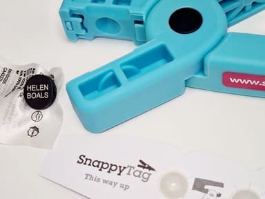 Snappy Tag Applicator